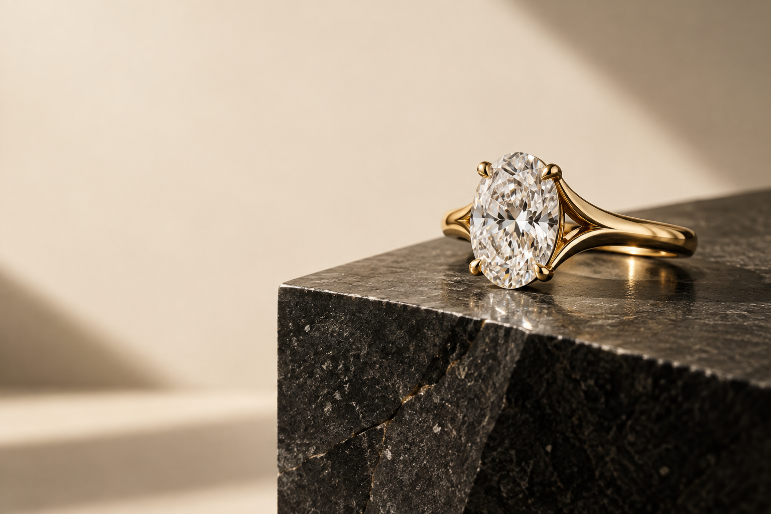Anillo de oro amarillo con piedra oval sobre un pedestal de piedra